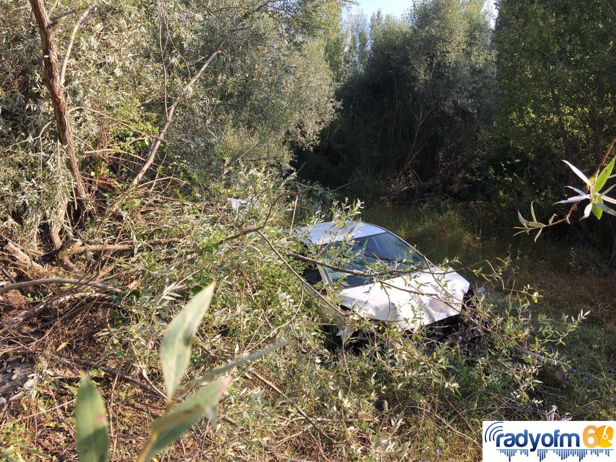 Tokat haberleri! Tokat’ta şarampole düşen otomobildeki polis ile eşi ve çocuğu yaralandı