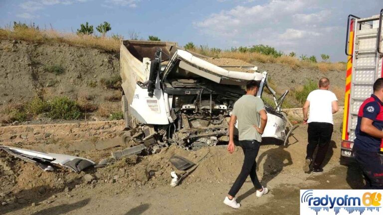 Hurdaya dönen kamyondan yaralı olarak kurtuldu