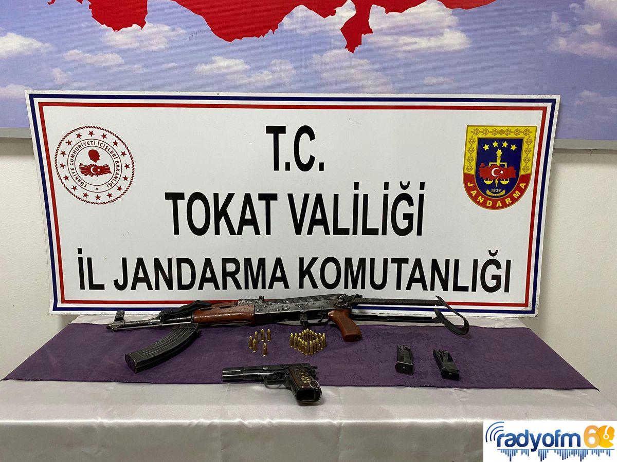 Tokat gündem haberleri: Tokat’ta evinde kalaşnikof tüfek ve tabanca bulunan zanlı yakalandı