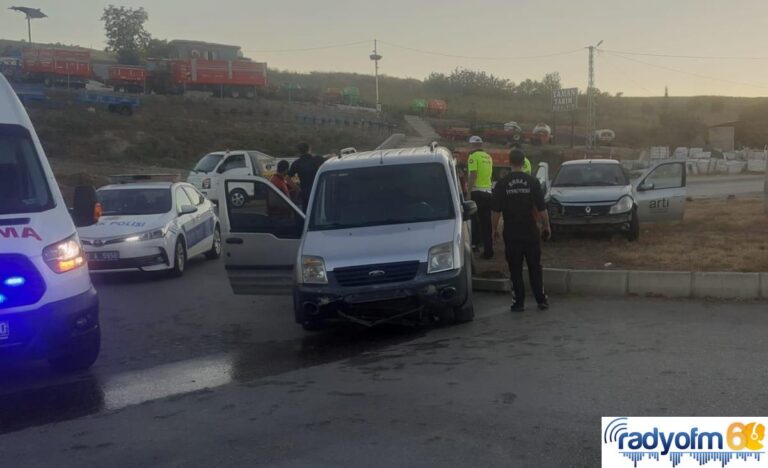 Tokat haber… Tokat’ta hafif ticari araçla otomobilin çarpışması sonucu 3 kişi yaralandı