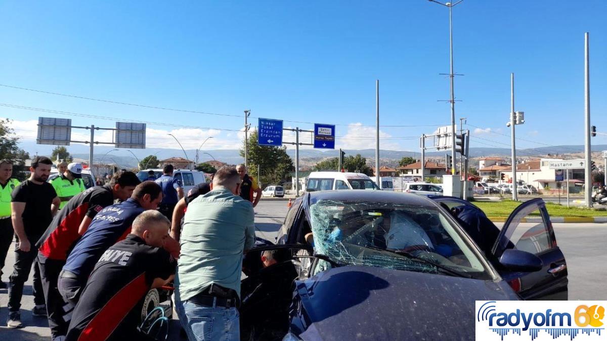 Tokat haberleri! Tokat’ta iki araç kavşakta çarpıştı: 3 yaralı